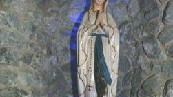 La Madonna di Lourdes danneggiata dal fuoco