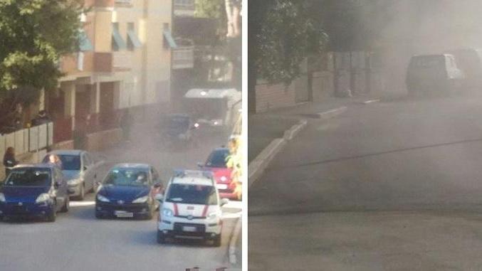 Spazzatrice passa e alza un polverone in strada