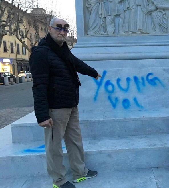 In piazza XX si sentono abbandonati «Non c’è soltanto la statua imbrattata» 
