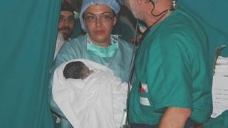 Azzurra, la bambina nata nell’inferno di Haiti grazie ai medici pisani che operano là dopo il terremoto