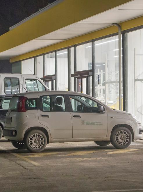 Operaio cade dal tetto in via Nuova Ponente e finisce all’ospedale