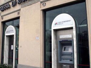 Disarmati portano via100mila euro alla Cassa di Risparmio