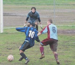Candrian al tiro e il portiere Brunacci