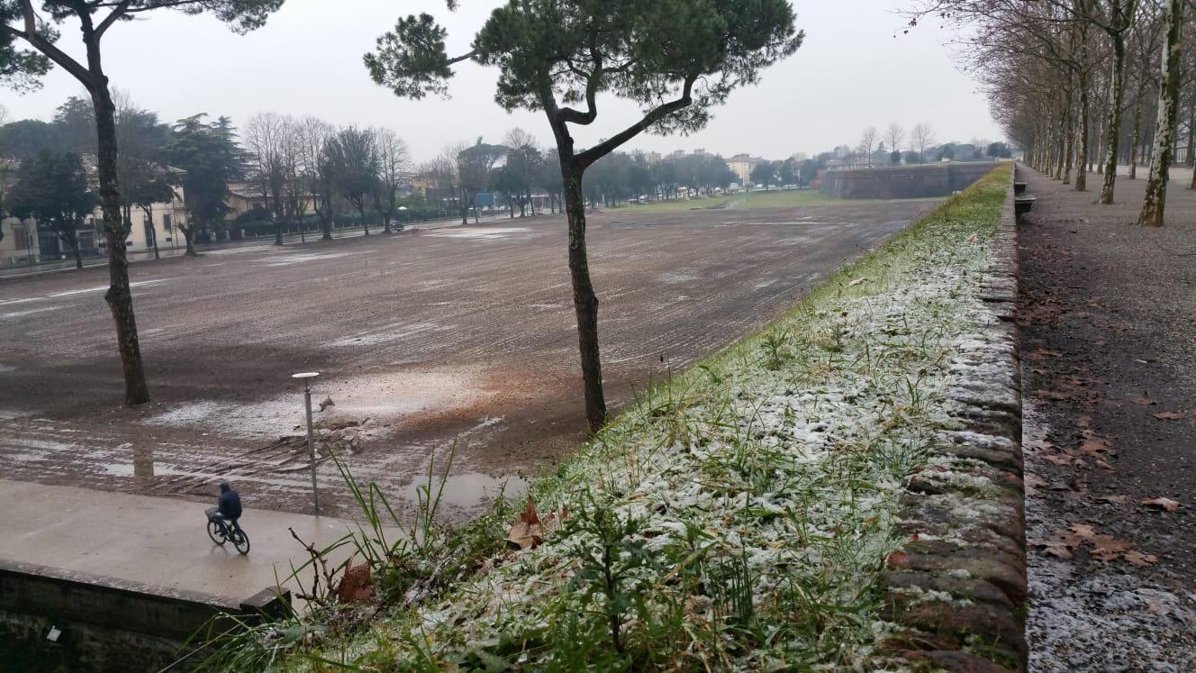 Leggera nevicata a Lucca (foto Sernacchioli)