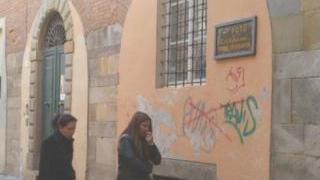 Scritte in via del Suffragio e, sopra, in via del Moro (Vip)