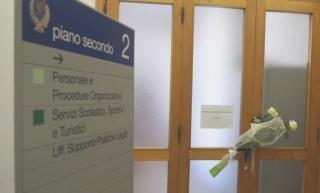 Le rose bianche nel corridoio che porta all’ufficio della dirigente
