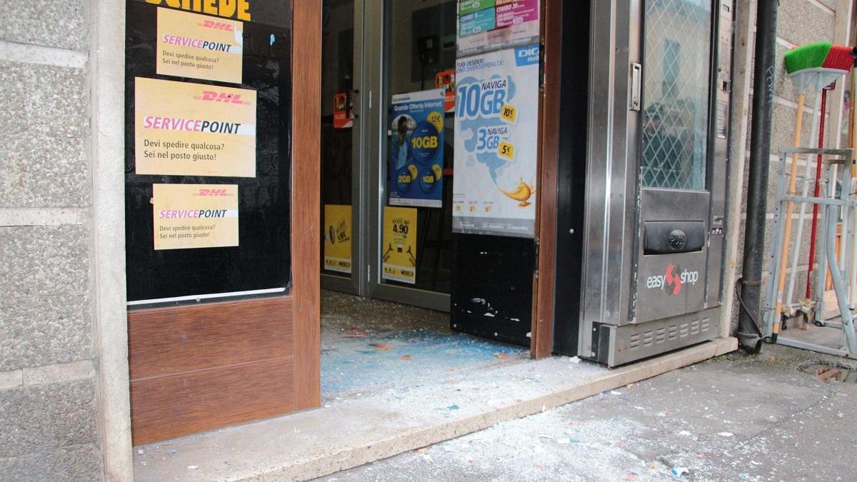 Due spaccate in centro a Viareggio: un commerciante viene ferito