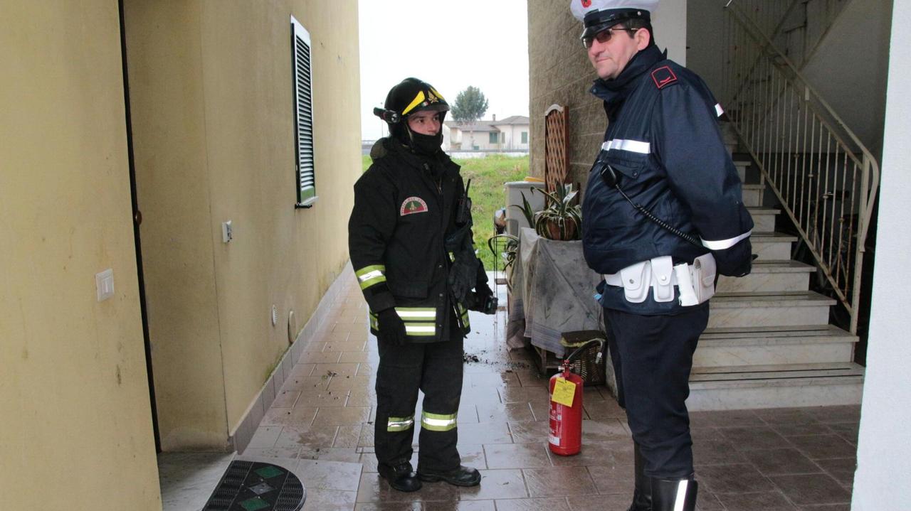 Vigili del fuoco e polizia municipale sul luogo dello sfratto