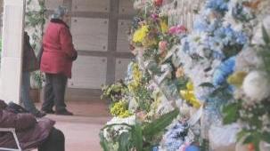 Rubava fiori dalle tombe