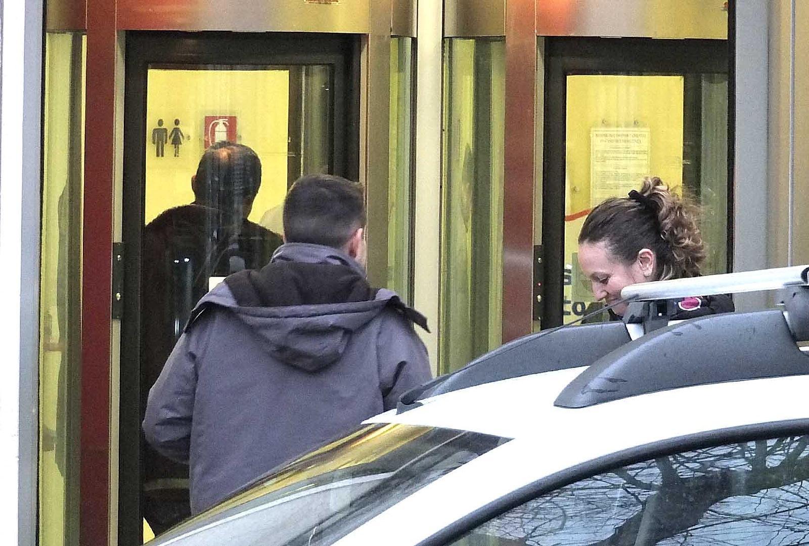 L'ingresso della banca rapinata