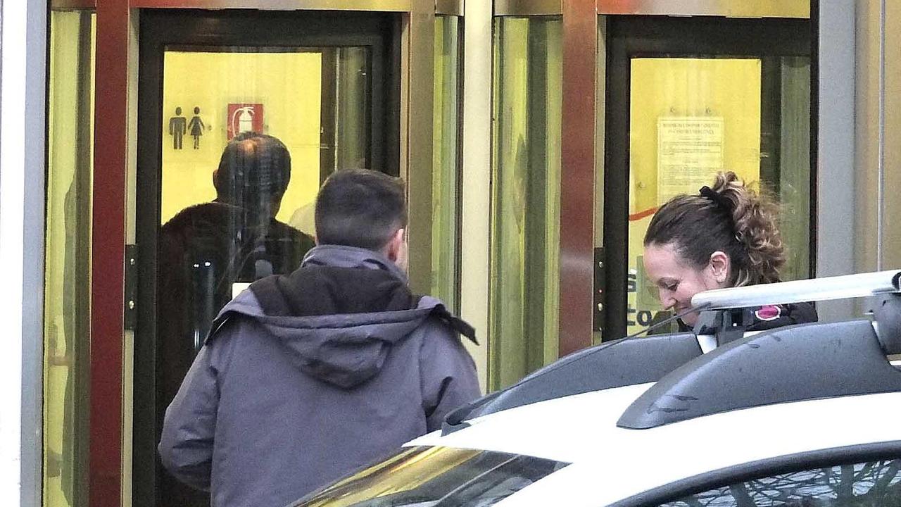 L'ingresso della banca rapinata