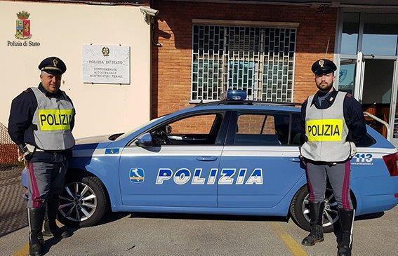 Una pattuglia della Polizia stradale davanti alla Sottosezione di Montecatini, all’ingresso dell’A11