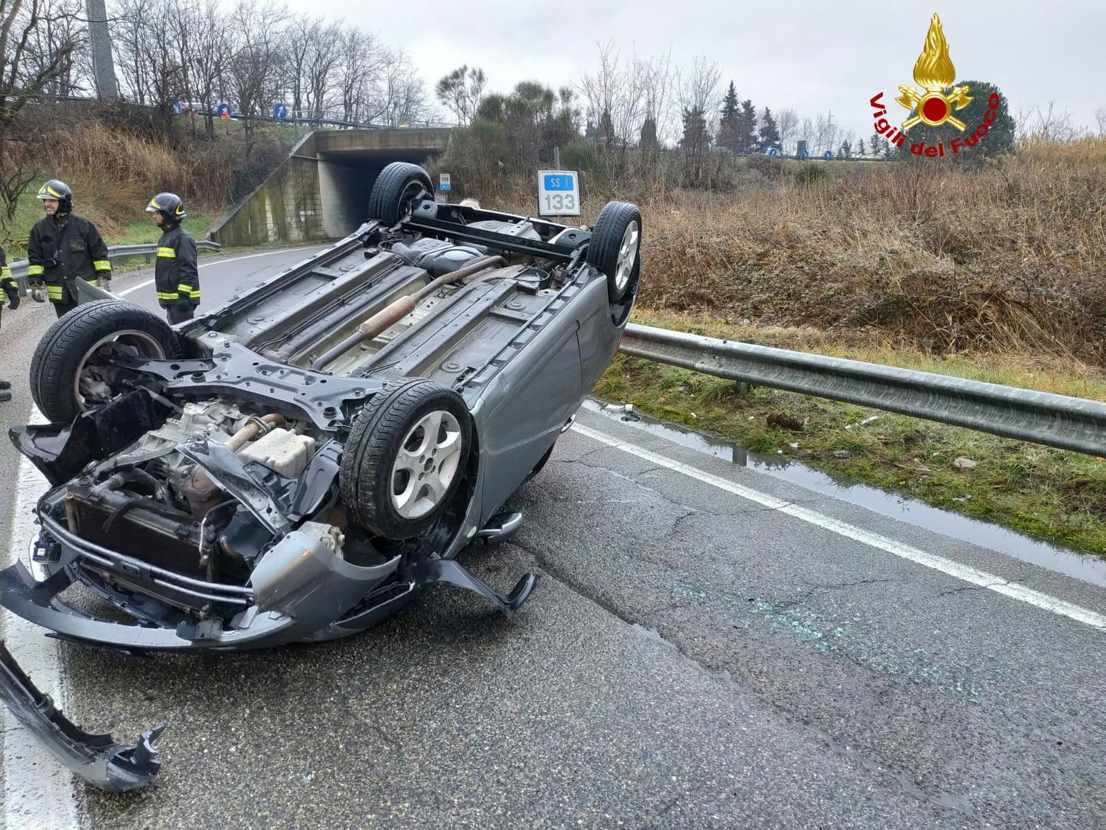 L'auto ribaltata all'uscita della Fi-Pi-Li di Stagno