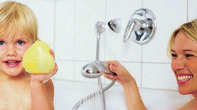 Una mamma nella vasca da bagno con la figlia (foto d'archivio)