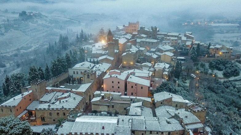 La neve blocca le auto tra Siena e Grosseto: 10 squadre di soccorsi