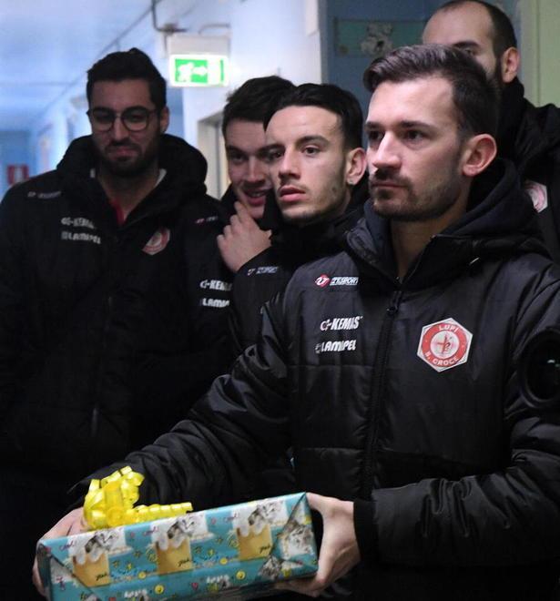 Giocattoli, sorrisi e felicità In Pediatria arrivano i Lupi 