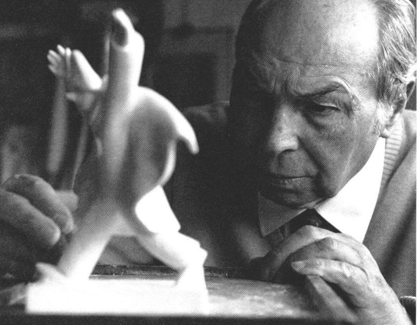 Uberto Bonetti mentre lavora ad una scultura di Burlamacco