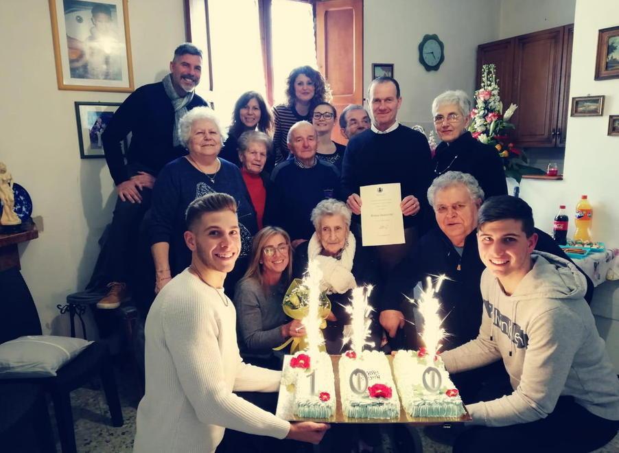 Bruna compie 100 anni e racconta del lavoro nella fabbrica di scarpe