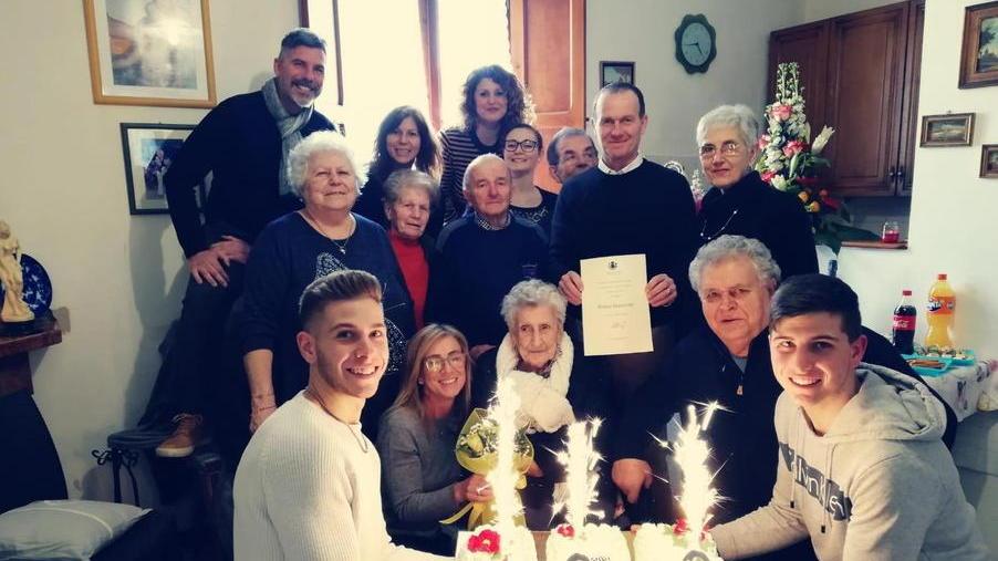 Bruna compie 100 anni e racconta del lavoro nella fabbrica di scarpe