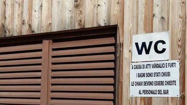 Chiusi i bagni pubblici finiti nel mirino dei vandali