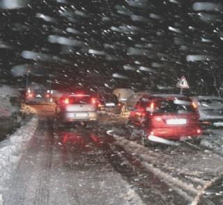 Bufera di neve e ghiaccio, bloccate decine di auto