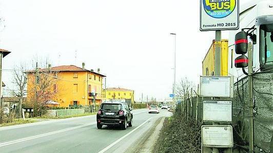 Fermate del bus pericolose «Rischiamo di essere travolti»