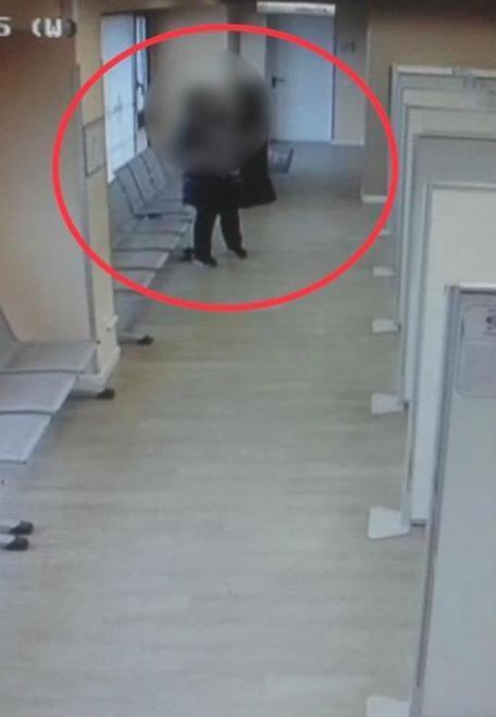 Ruba un cellulare al bar Ma la tradisce una visita