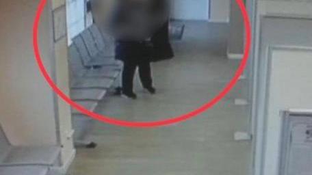 Ruba un cellulare al bar Ma la tradisce una visita
