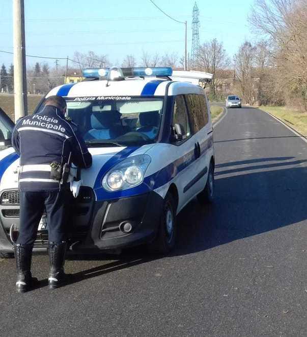 Guida auto intestata a un morto E da 4 anni era senza patente 