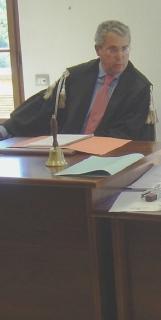 La sede dell’ufficio del giudice di pace a San Miniato Ai vetri della porta l’avviso sulle udienze rinviate a data da destinarsi Nell’altra foto l’avvocato Mario Giunti