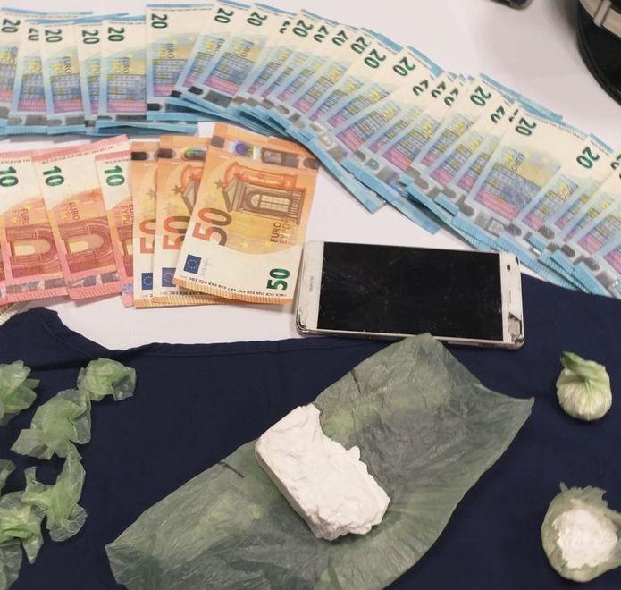 Spaccia in centro città i residenti lo segnalano la municipale lo arresta