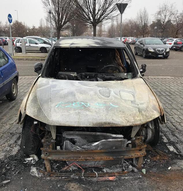 Macchina bruciata abbandonata da 7 giorni