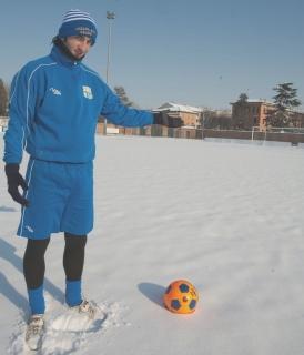Il capitano del Mezzolara sorride mostrando la neve