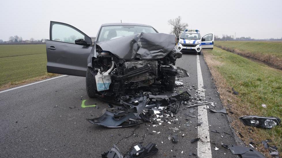 Scontro frontale tra auto Una finisce nel fosso Gravi i due conducenti