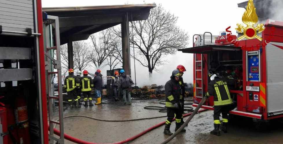 Rogo nella stalla, salvi 30 vitelli distrutte 150 rotoballe di fieno 