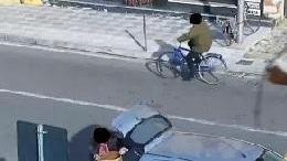 Ripresa dalle telecamere mentre abbandona rifiuti in strada, multata
