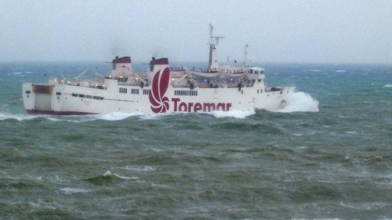 Traghetto in difficoltà in mezzo al canale di Piombino (foto Paolo Barlettani)