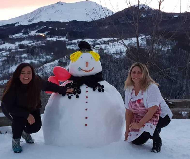 Fanano, dove i pupazzi di neve regalano ancora sorrisi e battono i cellulari