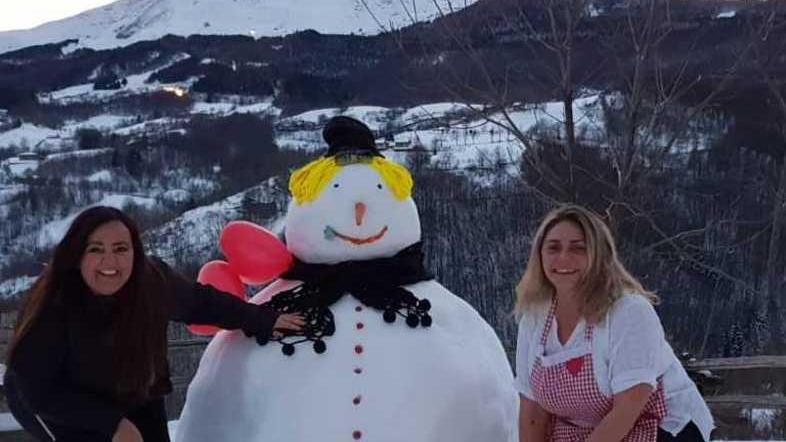 Fanano, dove i pupazzi di neve regalano ancora sorrisi e battono i cellulari