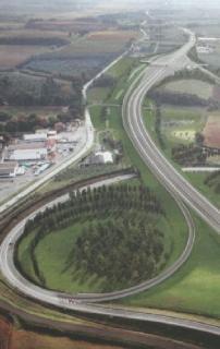 Il campo base montato nel piazzale del casello dell’A12