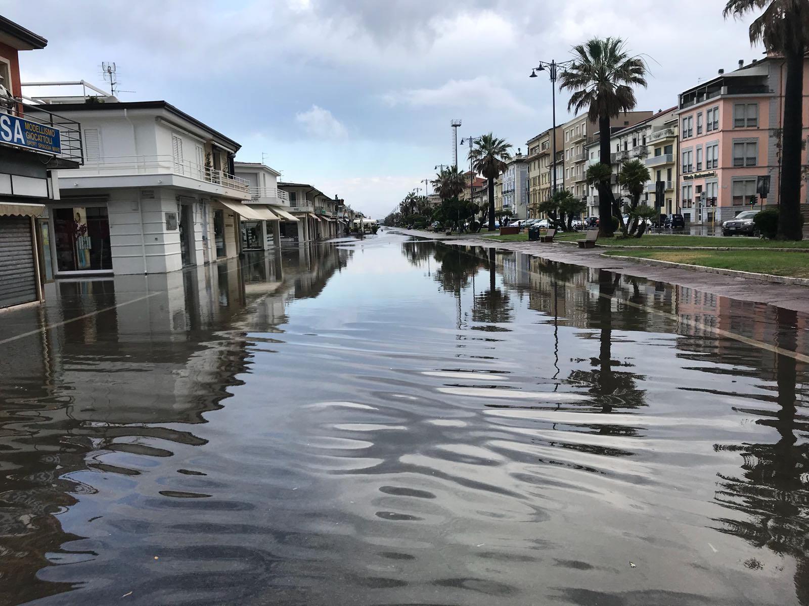 La passeggiata di Viareggio allagata in una foto di archivio
