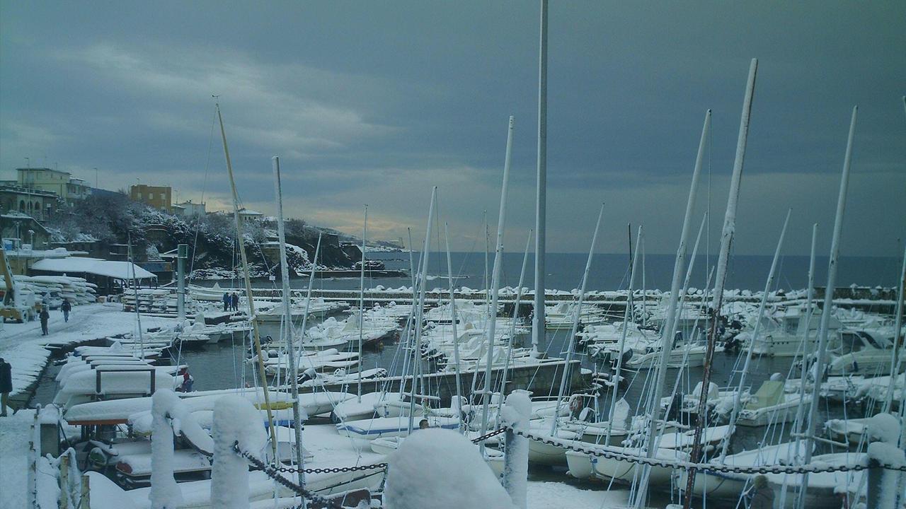 La neve in riva al mare di Livorno il 1° febbraio 2012 (Pentafoto)