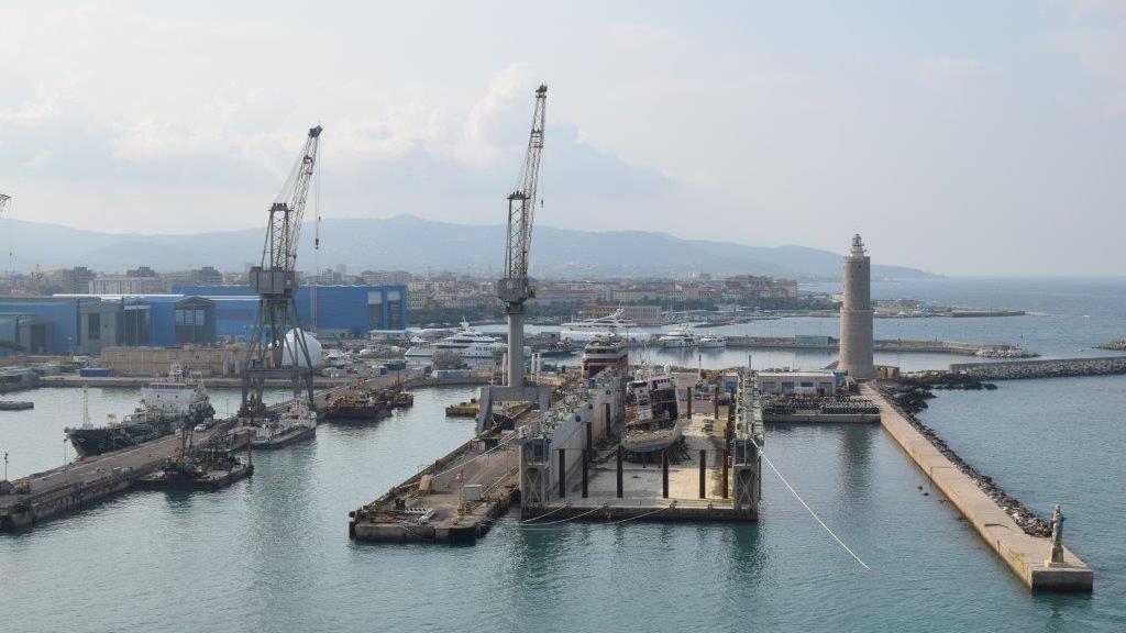 Livorno, al via i lavori di demolizione della gru