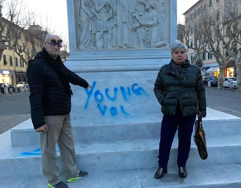 Statua di Canapone, i testimoni riconoscono il vandalo: è un diciassettenne