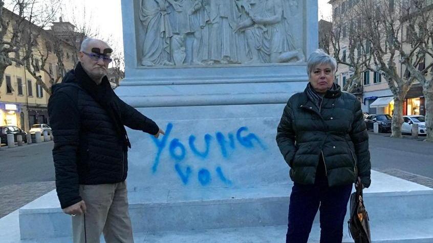 Statua di Canapone, i testimoni riconoscono il vandalo: è un diciassettenne