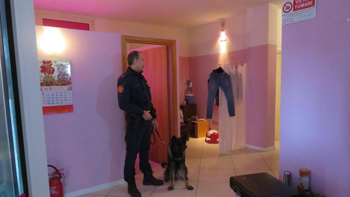 Il centro massaggi chiuso dalla polizia municipale