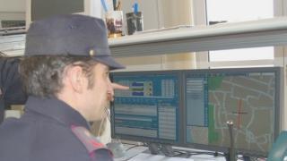 Sopra a destra poliziotto di quartiere a Livorno Sotto una centrale operativa
