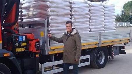 Due camion carichi di fieno per animali Enzo porterà aiuti nelle zone del sisma