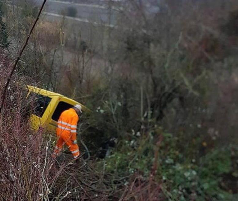 Strada ghiacciata, pulmino nella scarpata con 10 alunni a bordo 