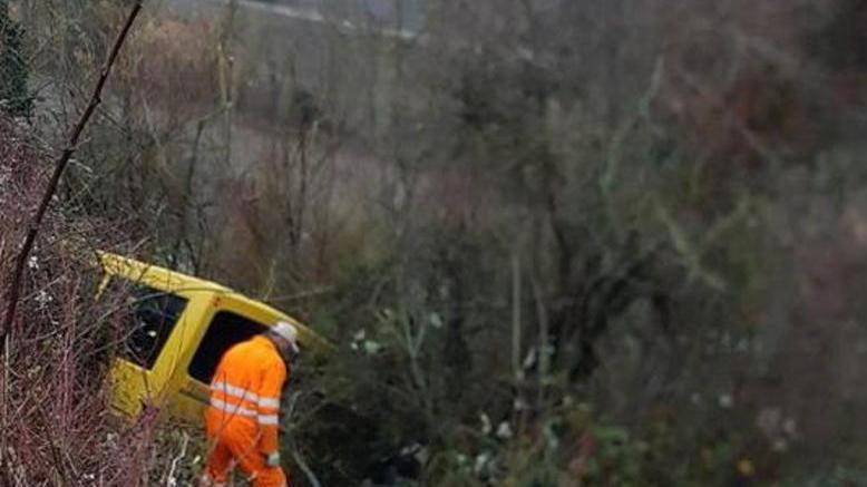 Strada ghiacciata, pulmino nella scarpata con 10 alunni a bordo